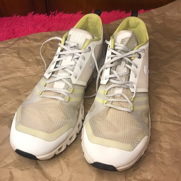 On cloud running shoe - Picture 3 of 5